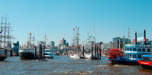 Hamburger Hafen zum Hafengeburtstag im Mai.